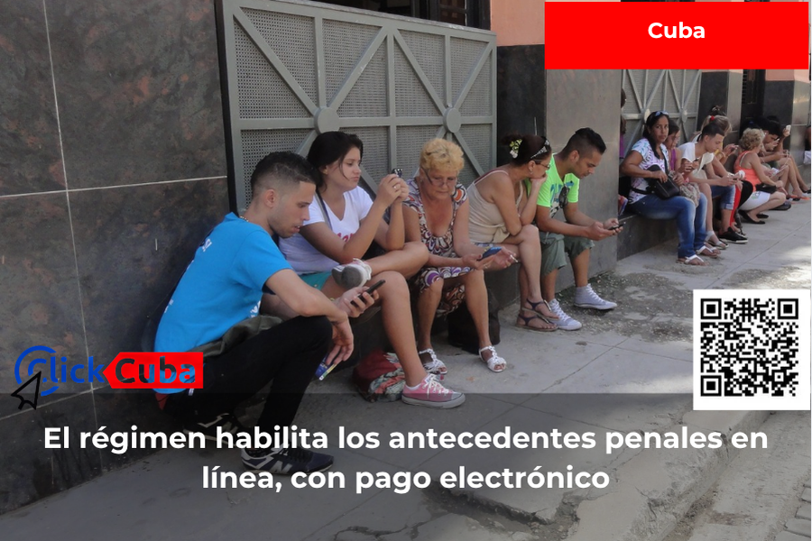 Personas conectadas a internet con sus teléfonos móviles en un punto wifi de La Habana